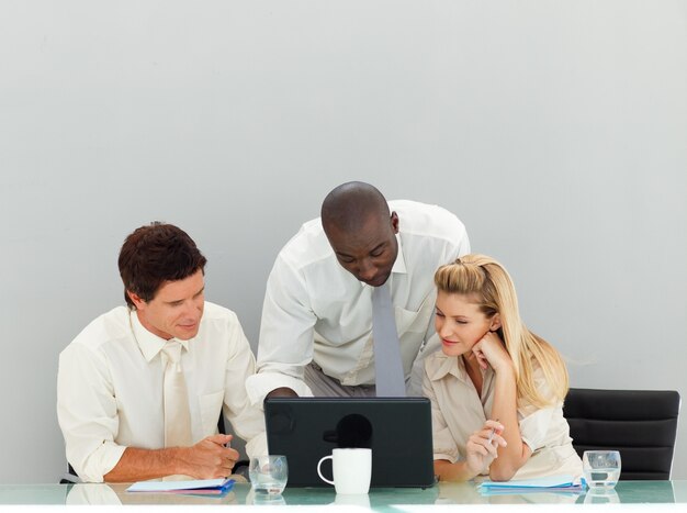 Photo gens d'affaires internationales travaillant dans un bureau