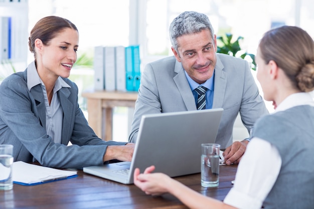 Gens d&#39;affaires interviewer une jeune femme d&#39;affaires