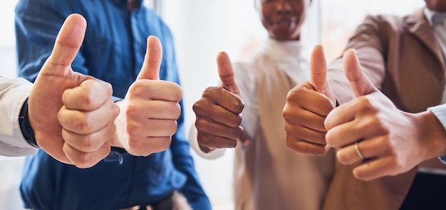 Les gens d'affaires mains et pouces vers le haut pour le succès bon travail ou merci dans l'accord d'équipe au bureau