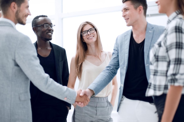 Photo gens d'affaires mettant leurs mains ensemble succès de l'unité de la main et concept de travail d'équipe