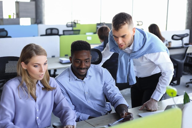 Photo les gens d'affaires modernes en vêtements décontractés discutent d'un nouveau projet au bureau.