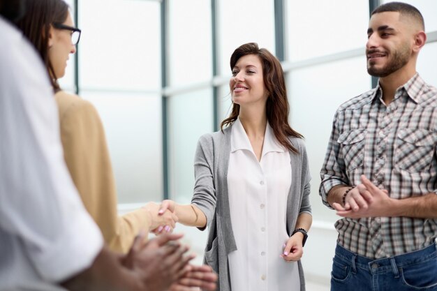 Des gens d'affaires multiethniques qui rient parlent au bureau