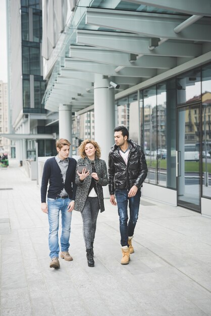 Gens d&#39;affaires multiraciale travaillant en plein air en ville