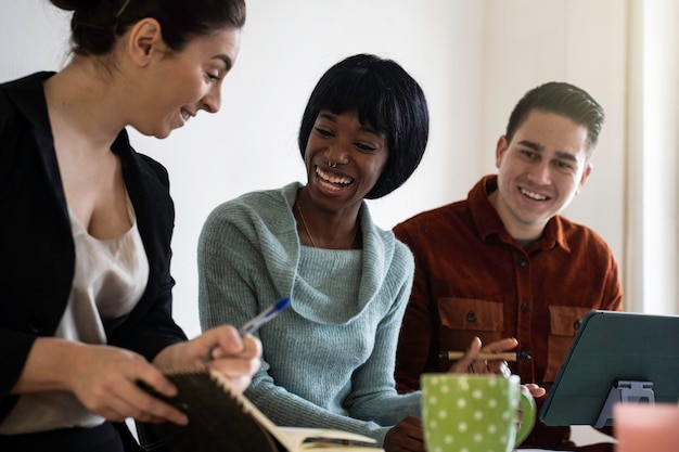 Gens d'affaires multiraciaux travaillant à l'intérieur d'un bureau moderne