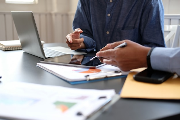 Les gens d'affaires ont une réunion, homme d'affaires à l'aide de tablette travaillant avec l'équipe