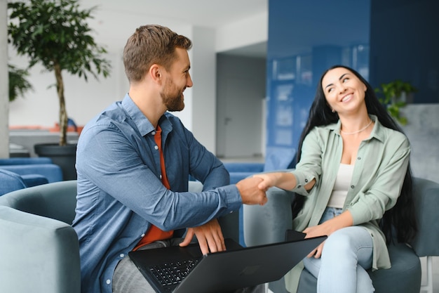 Gens d'affaires avec ordinateur portable assis au bureau et conseil