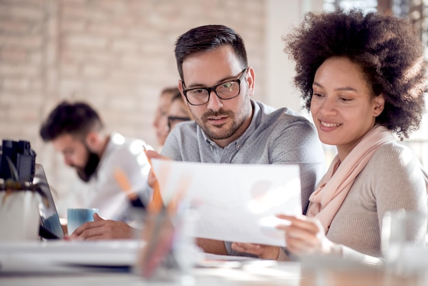 Gens d'affaires avec ordinateur portable au bureau