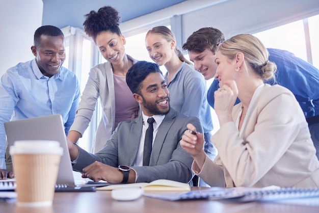 Gens d'affaires, ordinateur portable et collaboration lors de réunions, travail d'équipe et marketing de projet ou planification de la conception de sites Web Groupe d'équipe professionnelle ou employés heureux sur ordinateur pour une présentation et des actualités en ligne