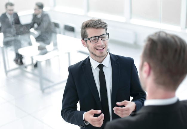 Les gens d'affaires parlent dans le bureau de la Banque photo avec espace de copie