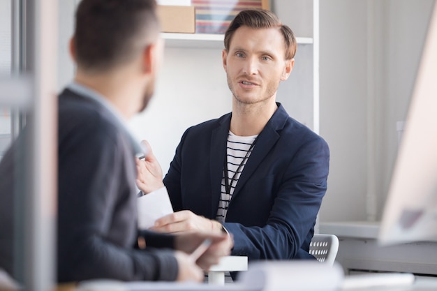 Gens d'affaires parler au bureau