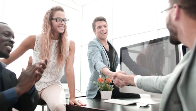 Gens d'affaires de poignée de main dans un bureau moderne