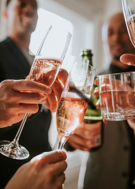 Gens d'affaires portant un toast lors d'une fête de bureau