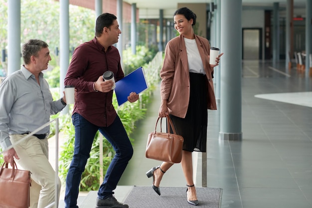 Gens d'affaires pressés de travailler