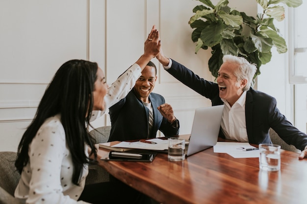 Gens d'affaires prospères faisant un high five