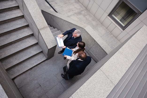 Les gens d'affaires qui travaillent ensemble au bureau