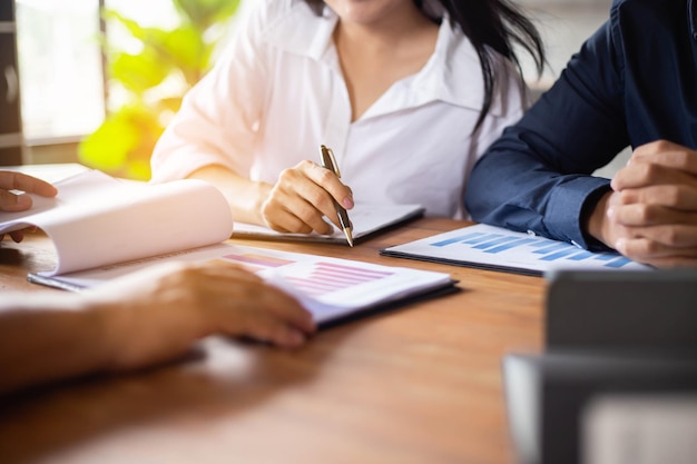 Photo les gens d'affaires qui travaillent à table au bureau