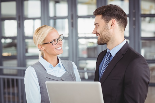 Gens d'affaires à la recherche face à face au bureau