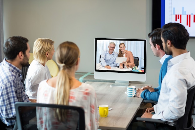 Gens d'affaires regardant un écran lors d'une vidéoconférence