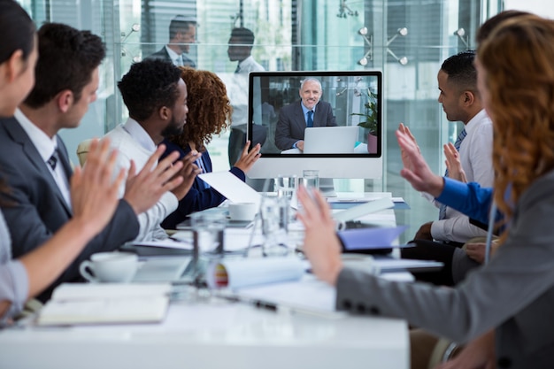 Gens d'affaires regardant un écran lors d'une vidéoconférence