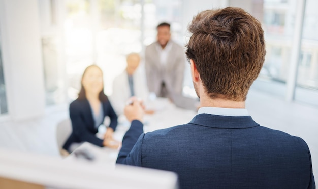 Gens d'affaires rencontrant la communication et l'homme avec un discours de présentation ou une idée ou un développement de rapport de bureau