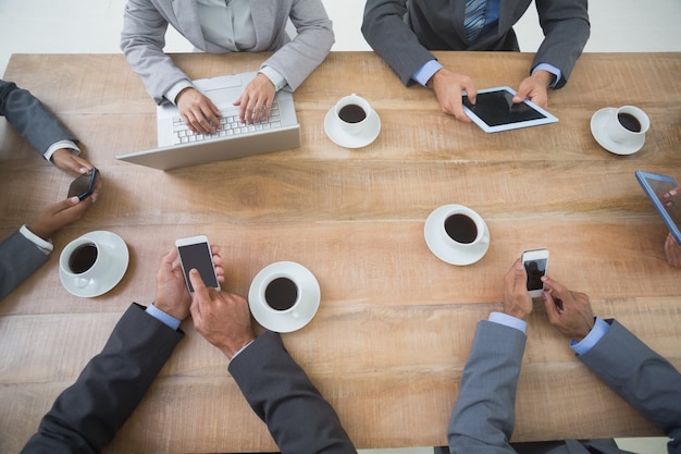 Les gens d&#39;affaires en réunion avec les nouvelles technologies