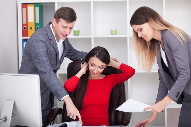 Gens d'affaires à la réunion, partager des idées, travailler au bureau. Équipe des affaires assis à la table de conférence, travaillant ensemble sur le projet, à la recherche de moniteur d'ordinateur. Haute résolution.