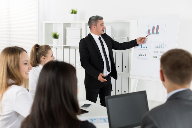 Photo les gens d'affaires réunis au bureau pour discuter du projet. concept de réussite commerciale