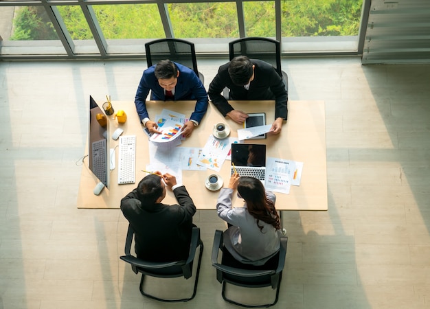 Gens d'affaires réunis au bureau