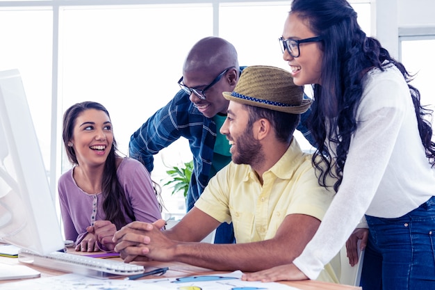 Gens d&#39;affaires rire au bureau de bureau créatif