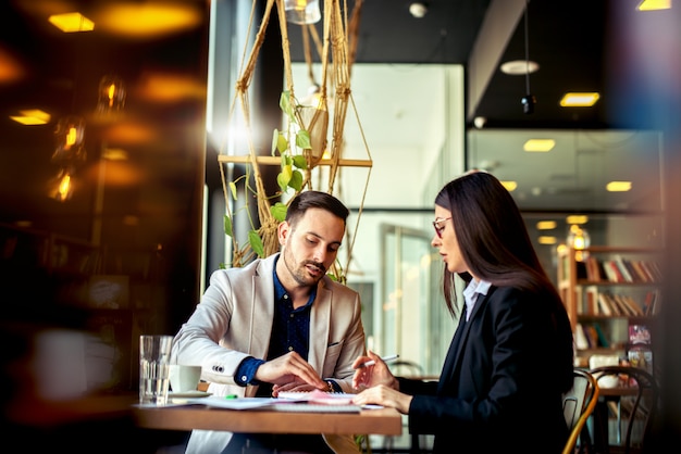 Les Gens D'affaires S'expliquent Mutuellement Les Solutions Aux Problèmes.