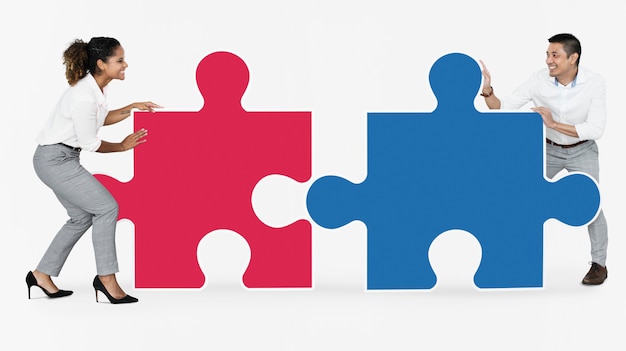 Les gens d'affaires se connecter avec des morceaux de puzzle