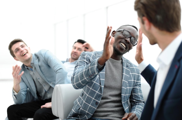 Gens d'affaires se donnant un high fivephoto avec espace de copie