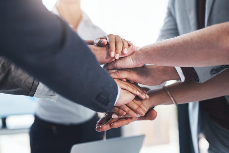 Photo les gens d'affaires se rapprochent ou s'unissent pour soutenir la mission ou se réunissent pour les objectifs d'entreprise groupe de projet et partenariat avec accord pour le travail d'équipe cible et synergie du personnel pour la motivation