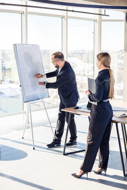 Les gens d'affaires se rencontrent au bureau et discutent de projets commerciaux communs. Concept de partenariat commercial.