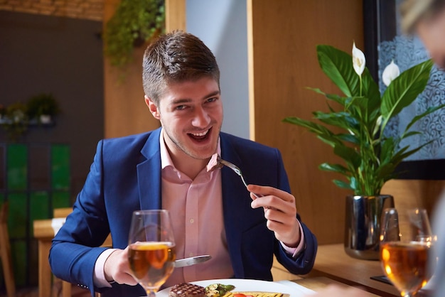 gens d'affaires se réunissant dans un restaurant moderne, couple romantique en train de dîner et prendre un verre après le travail