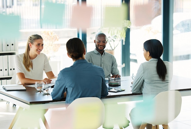 Les gens d'affaires se réunissent et planifient un travail d'équipe stratégique et une collaboration pour un projet de marketing de démarrage au bureau Diversité des réunions d'affaires et équipe d'entreprise travaillant dans une agence de publicité