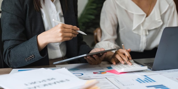 Les gens d'affaires se réunissent pour analyser les chiffres des données afin de planifier les stratégies commerciales