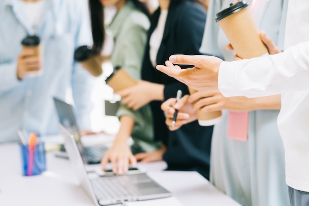 Les gens d'affaires se tiennent ensemble pour une pause