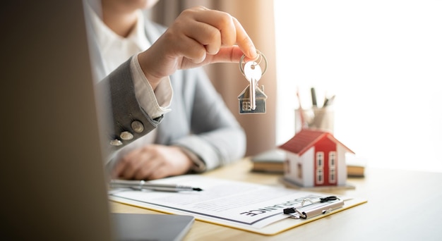 Gens d'affaires signant un contrat concluant un accord avec un agent immobilier Concept pour l'assurance habitation consultantxARInvestissement immobilier Sécurité de l'assurance immobilière Agent immobilier offre maison