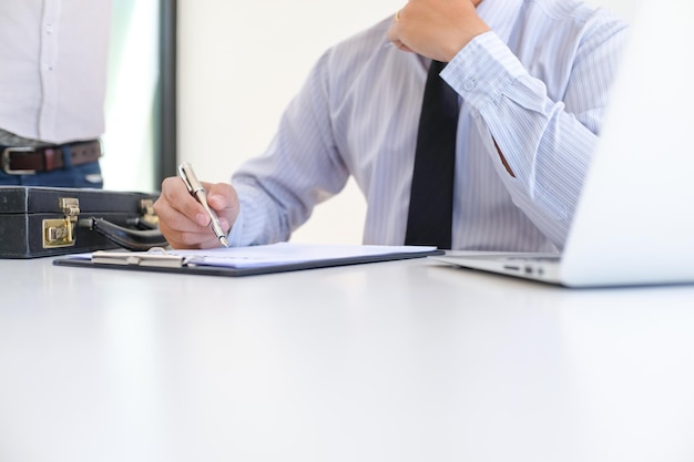Gens d'affaires signant un contrat concluant un accord avec un agent immobilier Concept pour consultant et concept d'assurance habitation