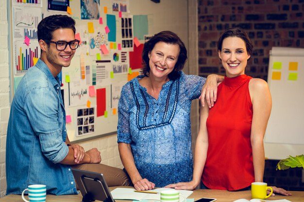 Gens d'affaires souriant au bureau