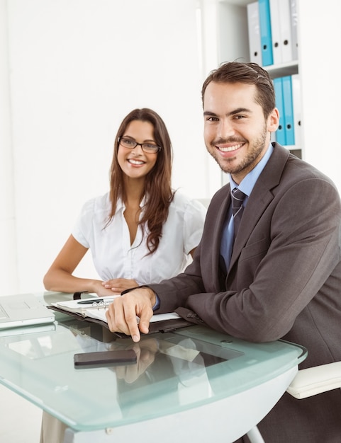 Gens d&#39;affaires souriant au bureau