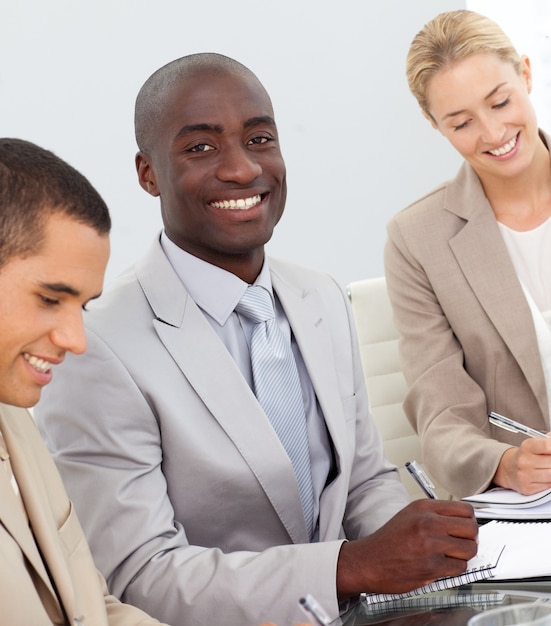 Photo gens d'affaires souriant lors d'une réunion