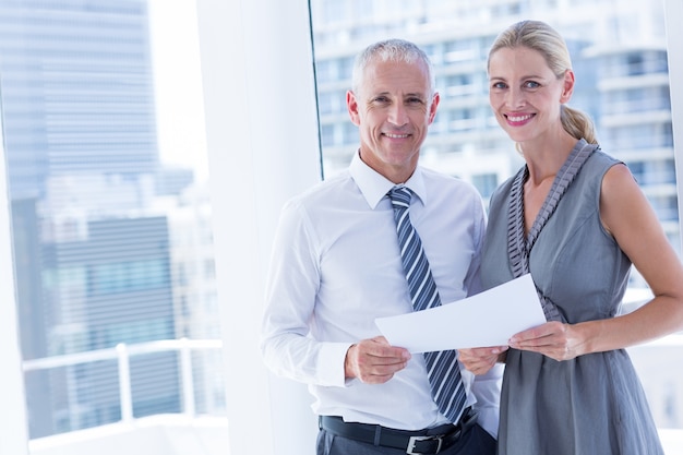 Gens d&#39;affaires souriant parler sur une feuille de papier