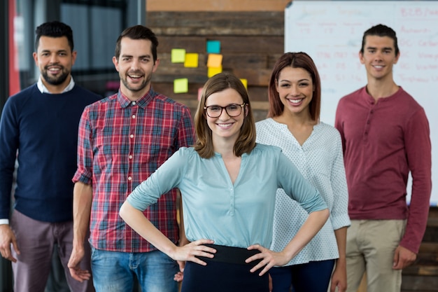 Gens d'affaires souriants debout au bureau