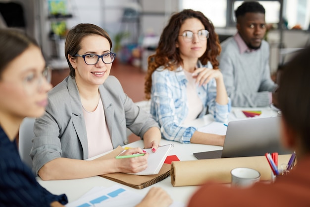 Gens d'affaires à la table de réunion