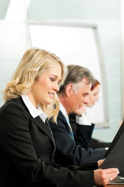 Gens d'affaires travaillant dans un atelier