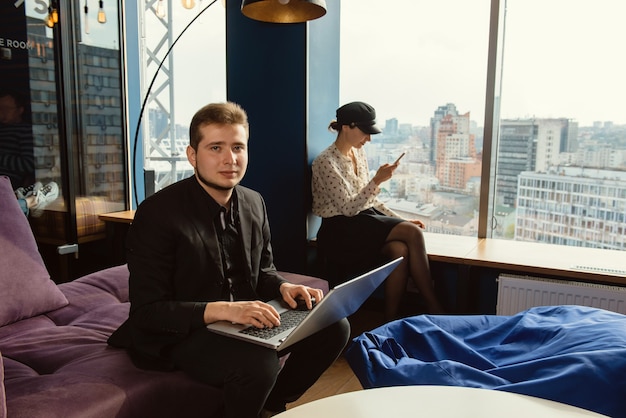 Gens d'affaires travaillant dans un bureau moderne avec fenêtres panoramiques