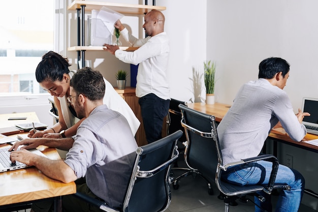 Gens d'affaires travaillant dans un bureau moderne