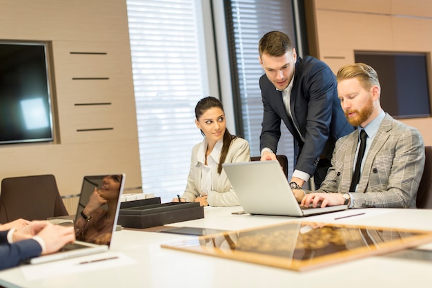 Gens d&#39;affaires travaillant dans le bureau